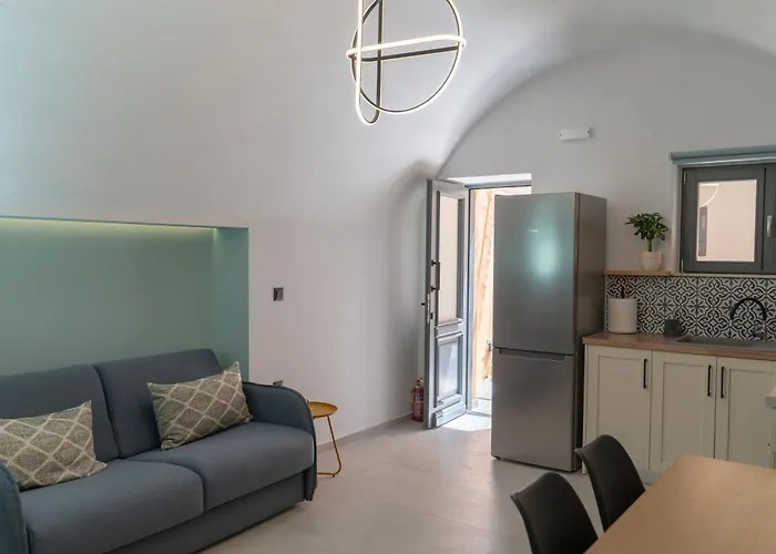 Arch Home, Luxury Property With Private Parking