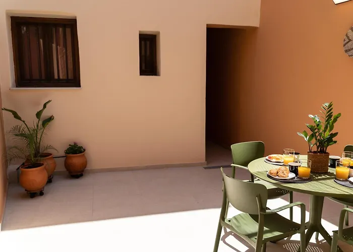 Arch Home, Luxury Property With Private Parking