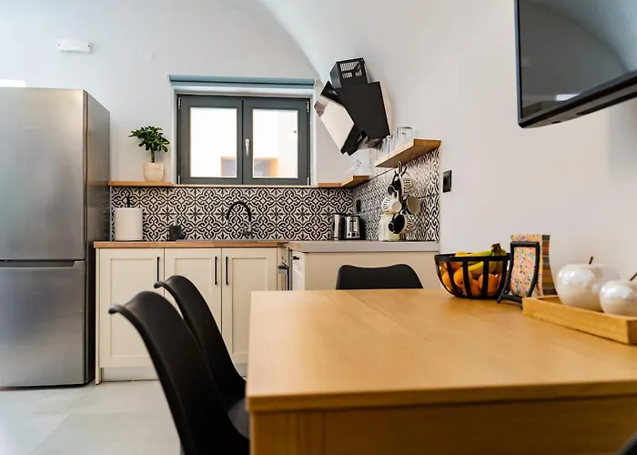 Arch Home, Luxury Property With Private Parking