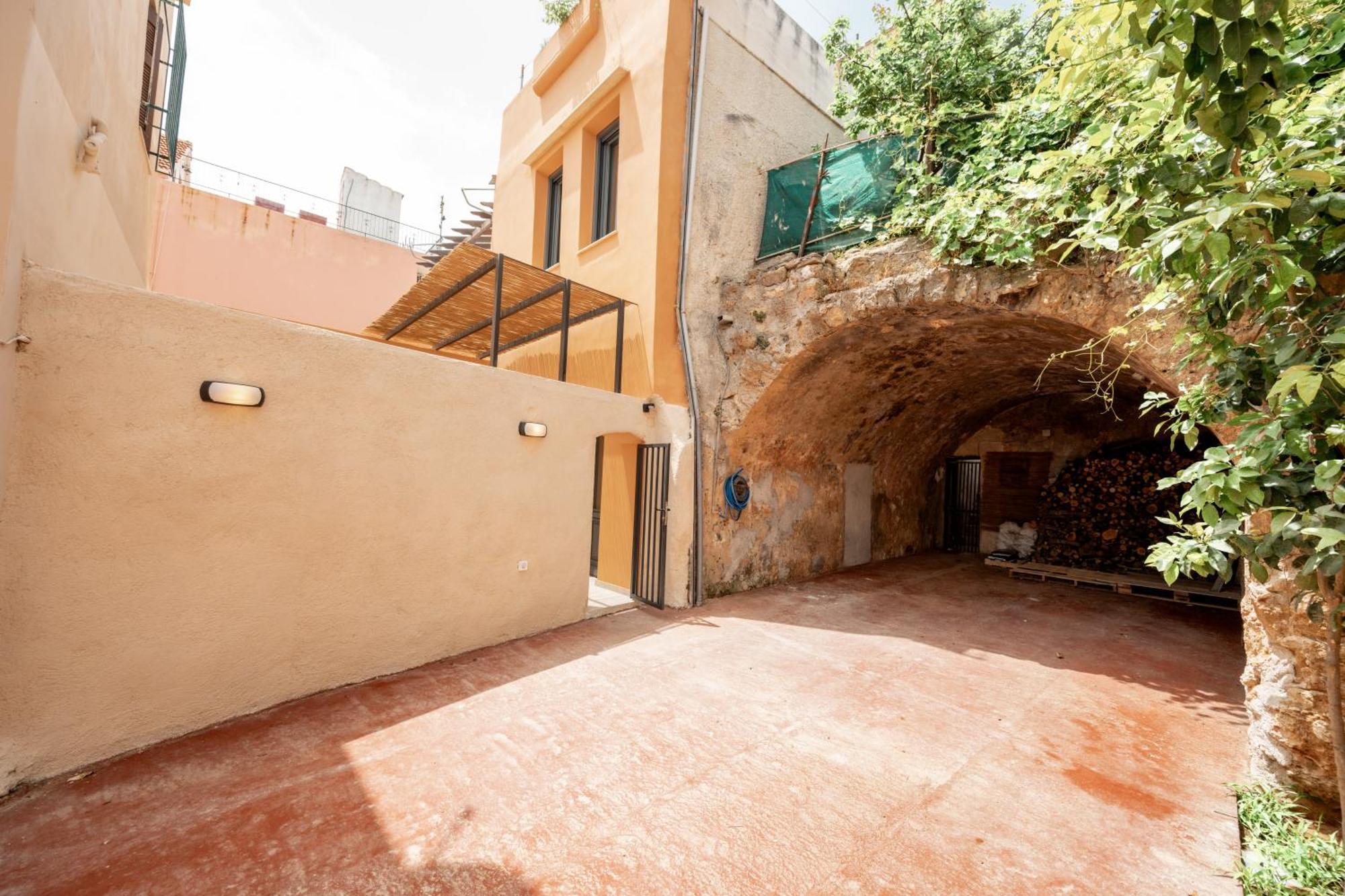 Arch Home, Luxury With Private Parking La Canée